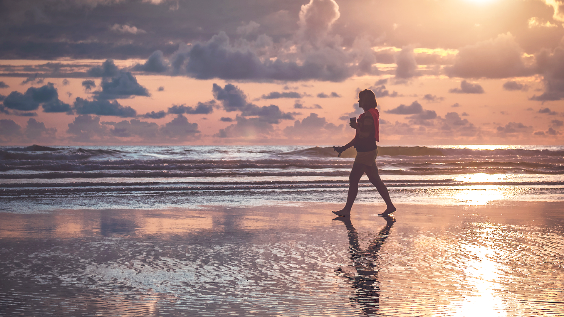Mejora el bienestar dérmico y emocional: realiza paseos conscientes por la playa