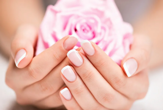 Uñas sanas y bellas con el aceite reparador, aliviante de GGcare Cosmetics